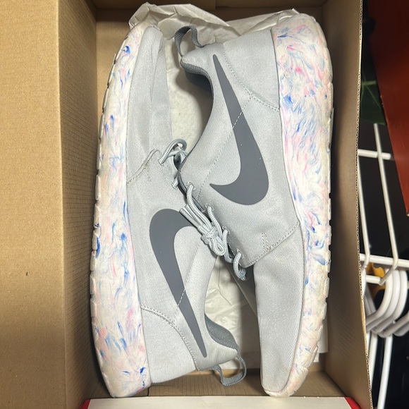 Women’s Nike Rosherun QS - Picture 1 of 3